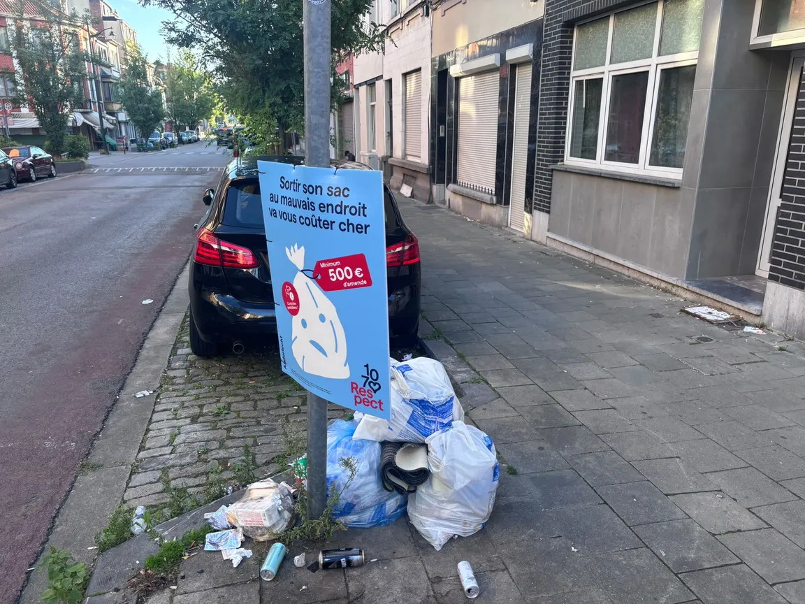 🇧🇪 Painéis anti-dumping no Anderlecht parecem atrair resíduos. A campanha de limpeza da comuna de Bruxelas não funciona de forma uniforme