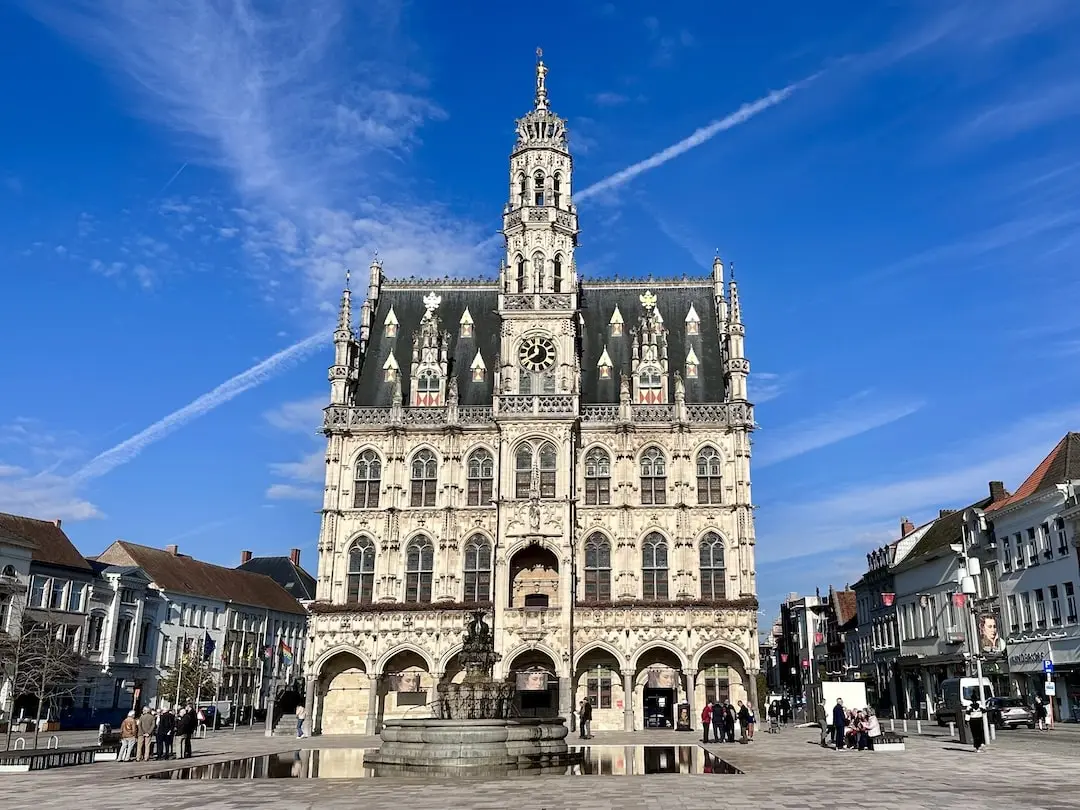 🏛️ 500 Jahre seit der Grundsteinlegung des Rathauses von Oudenaarde, Belgien. Wie feiert die flämische Stadt ein Symbol für Macht und Kunst?