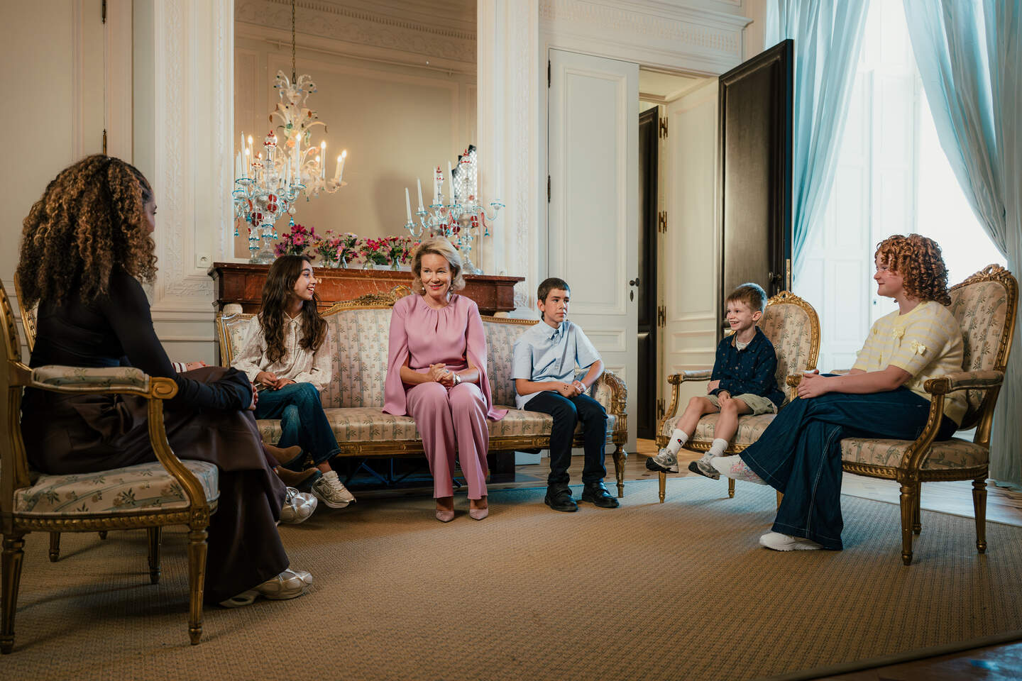 🇧🇪 Regina Mathilde și-a desenat patru puncte pe mână în campania „Stip it” împotriva bullyingului. „Rănile pot fi reparate cu aur”